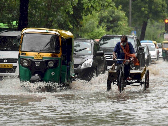 Delhi Weather Update : रातभर हुई बारिश से बेहाल हुई दिल्ली, IMD ने आने वाले दिन को लेकर दी चेतावनी, जारी किया Orange Alert