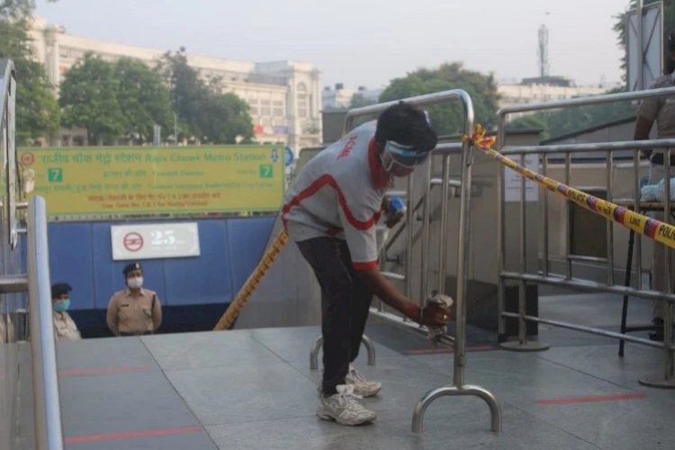 Photo Viral : आज से शुरू हुआ Delhi Metro का सफर, तस्वीर में देखिए कैसा रहा पहला दिन