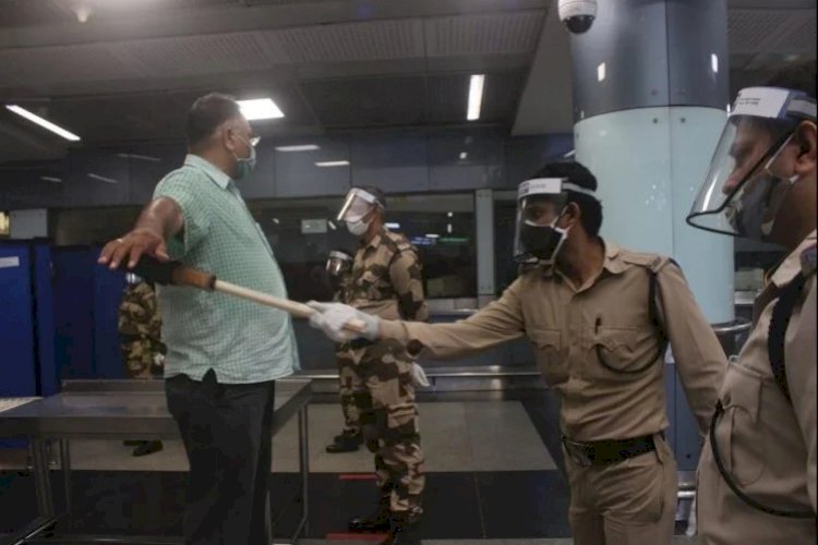 Photo Viral : आज से शुरू हुआ Delhi Metro का सफर, तस्वीर में देखिए कैसा रहा पहला दिन