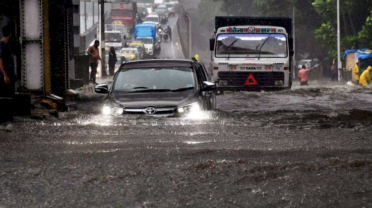 मुंबई में भारी बारिश से हालात खराब, जारी हुआ Alert, आज छुट्टी का ऐलान, BMC ने घर पर रहने की दी सलाह