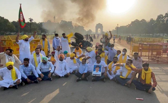 BIG NEWS : किसानों का प्रदर्शन हुआ उग्र, इंडिया गेट पर ट्रैक्‍टर में लगाई आग, किया नारेबाजी, जांच में जुटी पुलिस