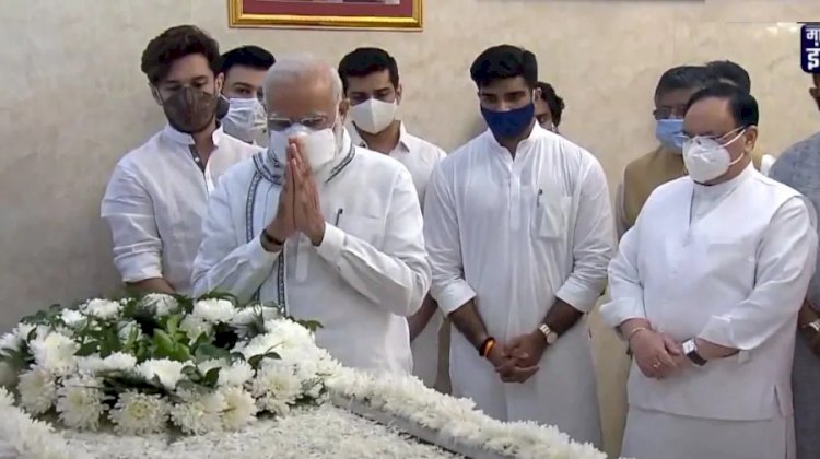 रामविलास पासवन की अंतिम विदाई पर भावुक हुए पीएम मोदी, हाथ जोड़कर दी श्रद्धांजलि, देखें तस्वीर