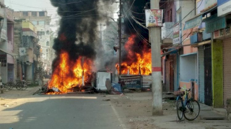 मुंगेर गोलीकांड के विरोध में बंद रहा शहर, भीड़ ने थाना फूंका, चुनाव आयोग ने DM-SP को हटाया