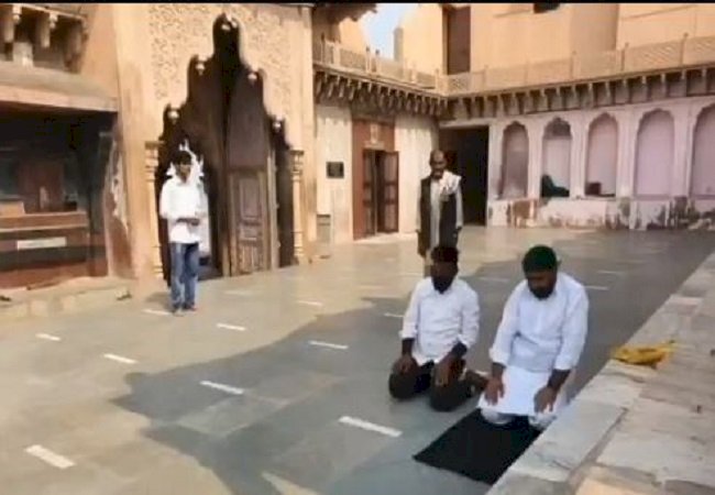 Mathura: नंदबाबा मंदिर में नमाज पढ़ते युवकों की तस्वीर वायरल, FIR दर्ज, धोया गया भवन