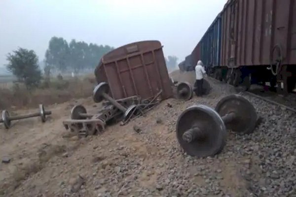 कासगंज-कानपुर रेल मार्ग पर मालगाड़ी दुर्घटनाग्रस्त, दूर जाकर पलटीं बोगियां