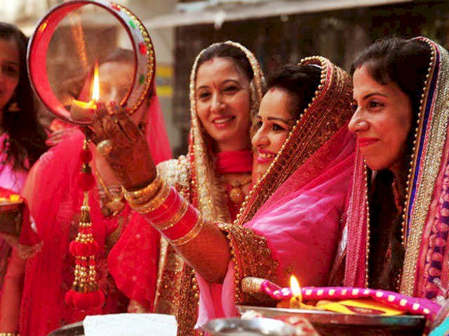 Karwa chauth 2020: भूलकर भी न करें ये काम, जानिए क्या है करवा चौथ का सही नियम