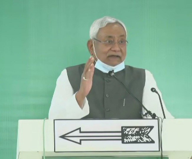 बिहार चुनाव में रैली के दौरान CM नीतिश पर फेंके गए पत्थर-प्याज, सीएम ने रोकने के लिए सुरक्षाकर्मियों को मना