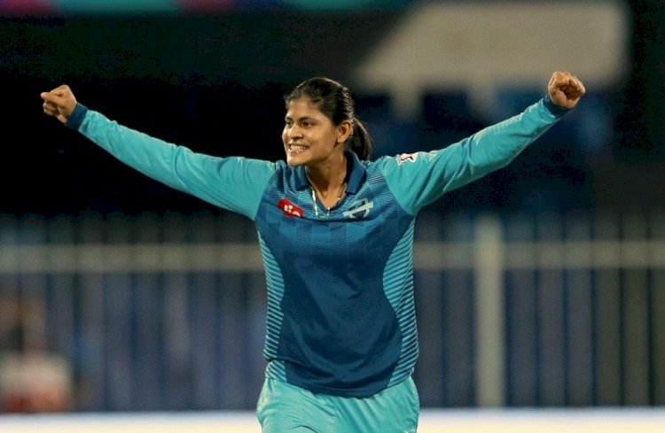 Women's T20 Challenge: सुपरनोवाज की युवा गेंदबाज राधा यादव  ने ट्रेलब्लेजर्स की बल्‍लेबाजी को हिला कर रख दिया