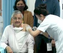 AIIMS डायरेक्टर का Corona Vaccine लगाने के बाद आया पहला रिएक्शन, कहा- कोई साइड इफेक्ट नहीं, काम पर हूं 