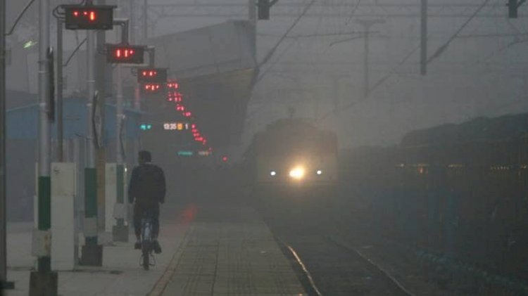 Weather Today: ठंड का प्रकोप जारी, घने कोहरे की वजह से कई ट्रेनें हुई लेट