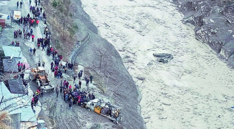 Uttarakhand flood Live Update : अभी भी फंसे हैं कई लोग, 150 लोग लापता, 14 शव मिले, टनल को खोलने के लिए लगाई गई मशीन