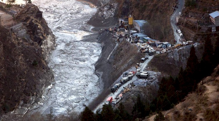 Chamoli Glacier Burst : हेड कास्टेबल का 110 किलोमीटर दूर मिला शव, मुख्यमंत्री त्रिवेंद्र सिंह रावत ने दी श्रद्धांजलि