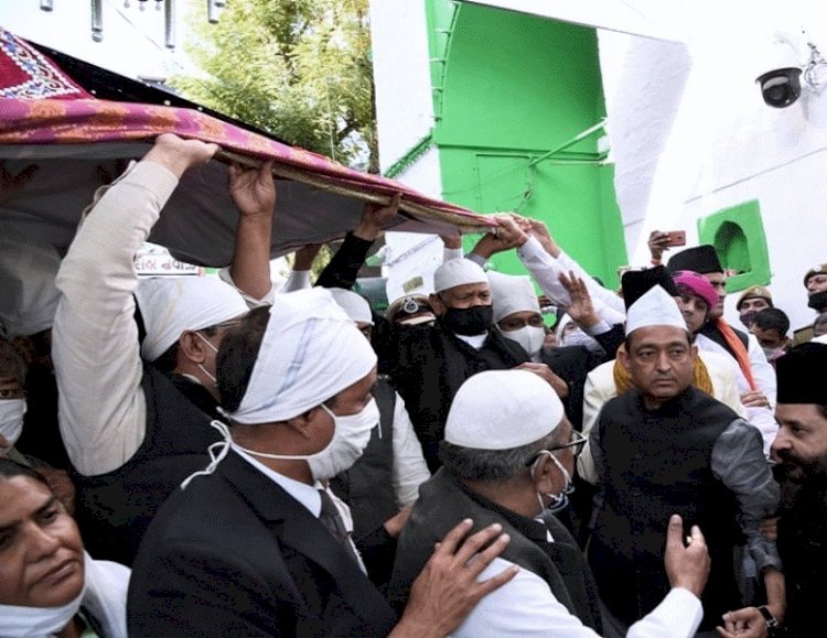 Khwaja Garib Nawaz में पेश हुई कांग्रेस अध्यक्ष सोनिया गाँधी की चादर, पढ़ा गया संदेश