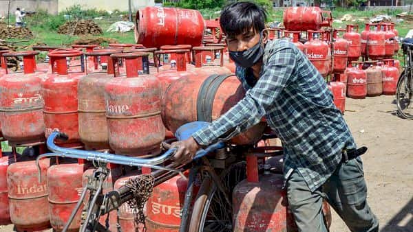 1st March : पहली ही तारीख में आम जनता हो बड़ा झटका, LPG सिलेंडर के दाम फिर बढ़े, जानिए नए रेट