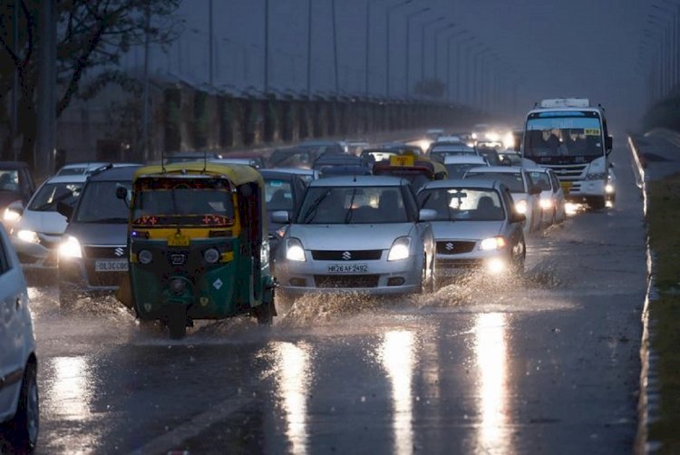 Weather updates : मौसम में हुआ बड़ा बदलाव, दिल्ली में छाए रहेंगे बादल इन राज्यों में 20 मार्च तक बारिश का अलर्ट