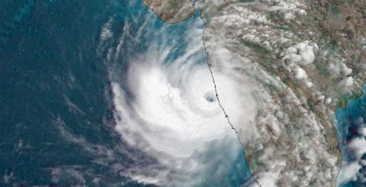 Coronavirus के बीच Cyclone Tauktae का साया, बंद हुई मुंंबई, गोवा में तबाही, अब गुजरात की ओर बढ़ रहा तूफान