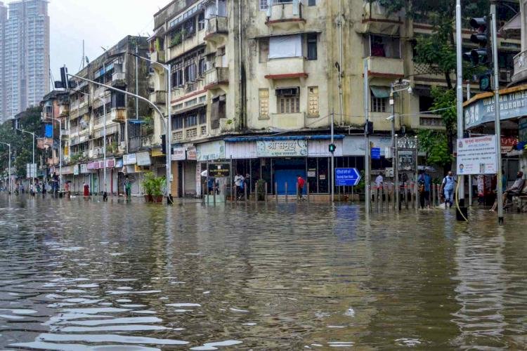 Heavy Rain : महाराष्ट्र में बारिश का कहर, 129 लोगों की मौत, कई लोगों के अब भी मलबे में दबे होने की आशंका