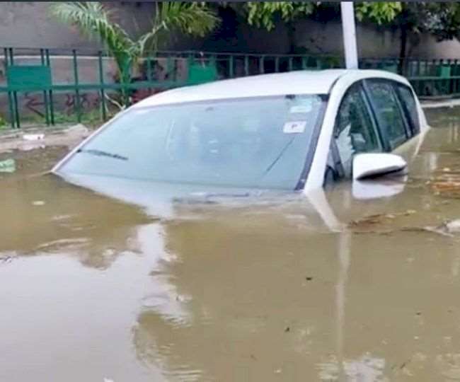 बेंगलुरु में हालत खराब, भारी बारिश के कारण पानी में डूबे कई इलाके, घरों के अंदर घुसा पानी