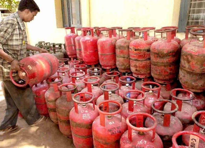 Delhi में LPG कमर्शियल सिलेंडर की कीमत में 266 रुपये का इजाफा, जानिए क्या है रेट